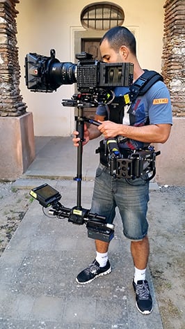 Vitali_Agronov_from_the_Israel_Film_School_with_the_Steadicam_Zephyr-_location_Terre_di_Cinema_workshop_in_Sicily.jpg
